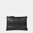 Liten veske i klassisk Ku-skinn med glidelås-lukning, lang skulderstropp og håndleddsstropp. Skinn veske. veske dame. bag. norsk design. sort veske. svart veske. veske i sort til dame i ekte skinn. Veske i svart til dame i ekte skinn. Sort veske til dame i ekte skinn. Svart veske til dame i ekte skinn. Hippi Grace 3IN1 i eksklusiv sort med gull. Gull detaljer. Hippi Grace veske. Sort clutch til dame i ekte skinn med en flettet sort skinnstropp.