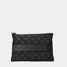 Liten veske i klassisk Ku-skinn med glidelås-lukning, lang skulderstropp og håndleddsstropp. Skinn veske. veske dame. bag. norsk design. Sort veske. Svart Veske. Sort veske med glitter. Svart veske med glitter. Hippi Grace 3IN1 veske i fargen klassisk fantasy sort. Sort clutch i ekte skinn til dame fra hippi grace. 