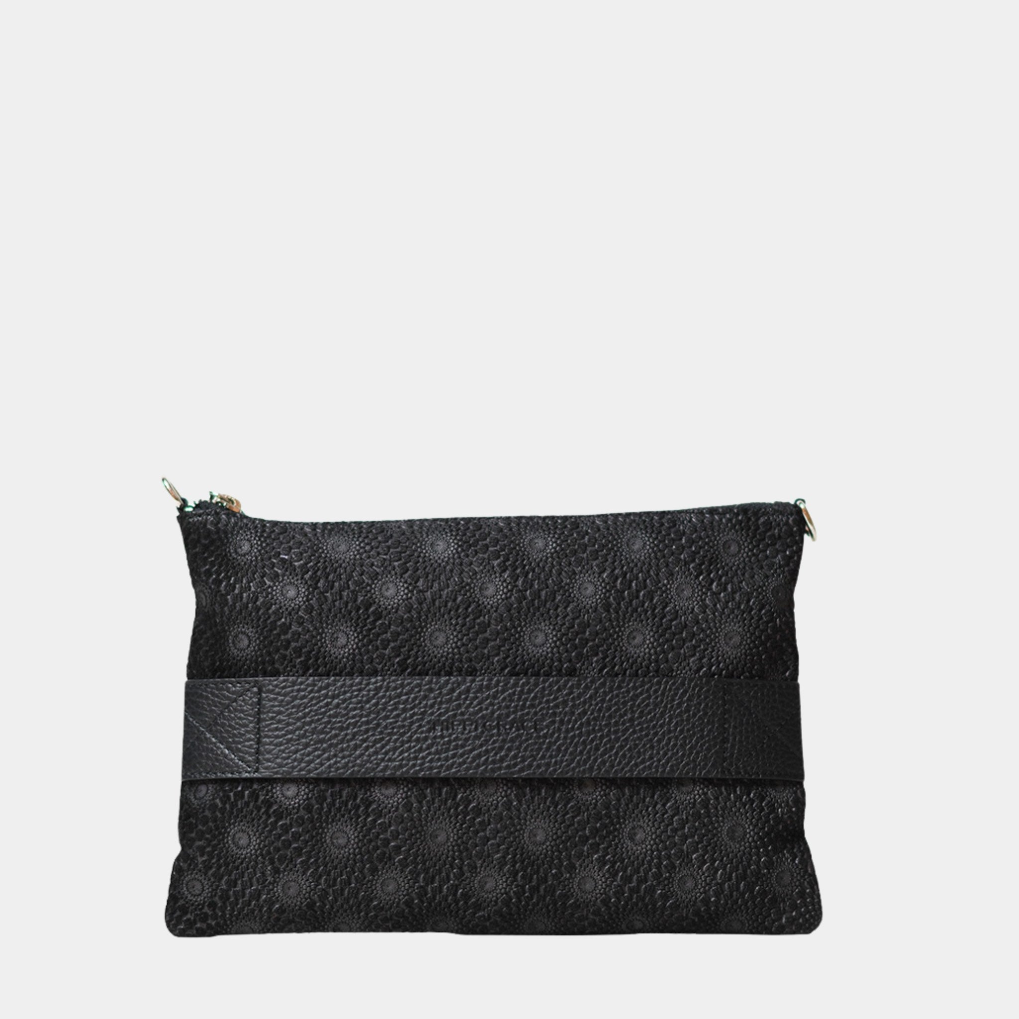 Liten veske i klassisk Ku-skinn med glidelås-lukning, lang skulderstropp og håndleddsstropp. Skinn veske. veske dame. bag. norsk design. Sort veske. Svart Veske. Sort veske med glitter. Svart veske med glitter. Hippi Grace 3IN1 veske i fargen klassisk fantasy sort. Sort clutch i ekte skinn til dame fra hippi grace. 