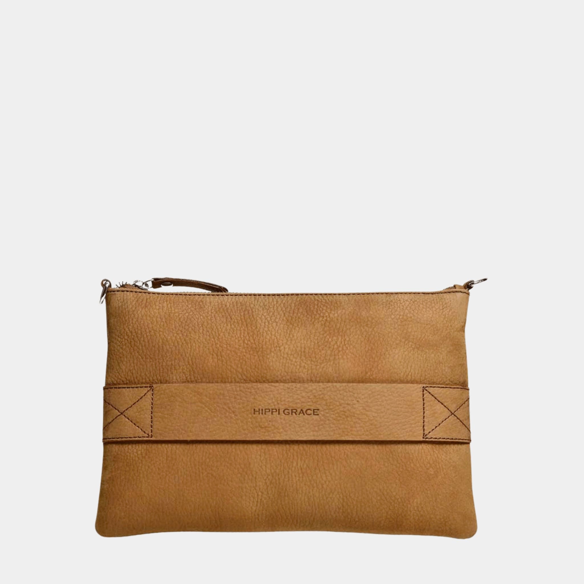 Liten veske i Nobuck Ku-skinn med glidelås-lukning, lang skulderstropp og håndleddsstropp. Veske dame. Liten veske til dame i ekte skinn. Clutch til dame. 3IN1 fra Hippi Grace i fargen Nobuck cognac. liten veske til dame i ekte skinn. veske til dame i ekte skinn. skinn veske. Veske dame. Liten Veske