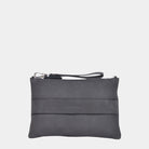 Liten veske i Nobuck Ku-skinn med glidelås-lukning, lang skulderstropp og håndleddsstropp. Mørkegrå nobuck skinn. Liten clutch-veske.