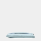 Liten veske i klassisk Ku-skinn med glidelås-lukning, lang skulderstropp og håndleddsstropp. Skinn veske. veske dame. bag. norsk design. lyseblå veske i ekte skinn. Hippi Grace 3in1 i fargen bohem lyseblå.  I dette bildet ser du undersiden av vesken.[wv]