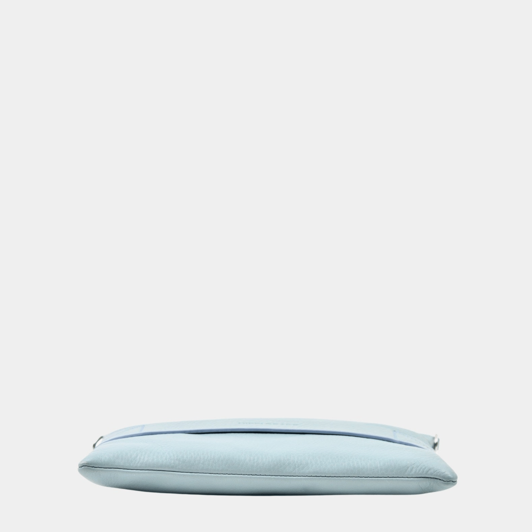 Liten veske i klassisk Ku-skinn med glidelås-lukning, lang skulderstropp og håndleddsstropp. Skinn veske. veske dame. bag. norsk design. lyseblå veske i ekte skinn. Hippi Grace 3in1 i fargen bohem lyseblå.  I dette bildet ser du undersiden av vesken.[wv]