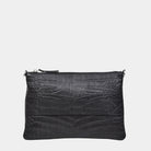  liten veske i Coco preget Ku-skinn, glidelås-lukning, lang skulderstropp og håndleddsstropp. sort veske i coco. svart veske i coco. Liten veske i ekte kuskinn. Skinnveske i sort. Skinnveske i Svart. Hippi Grace veske. skinn veske. veske dame. 