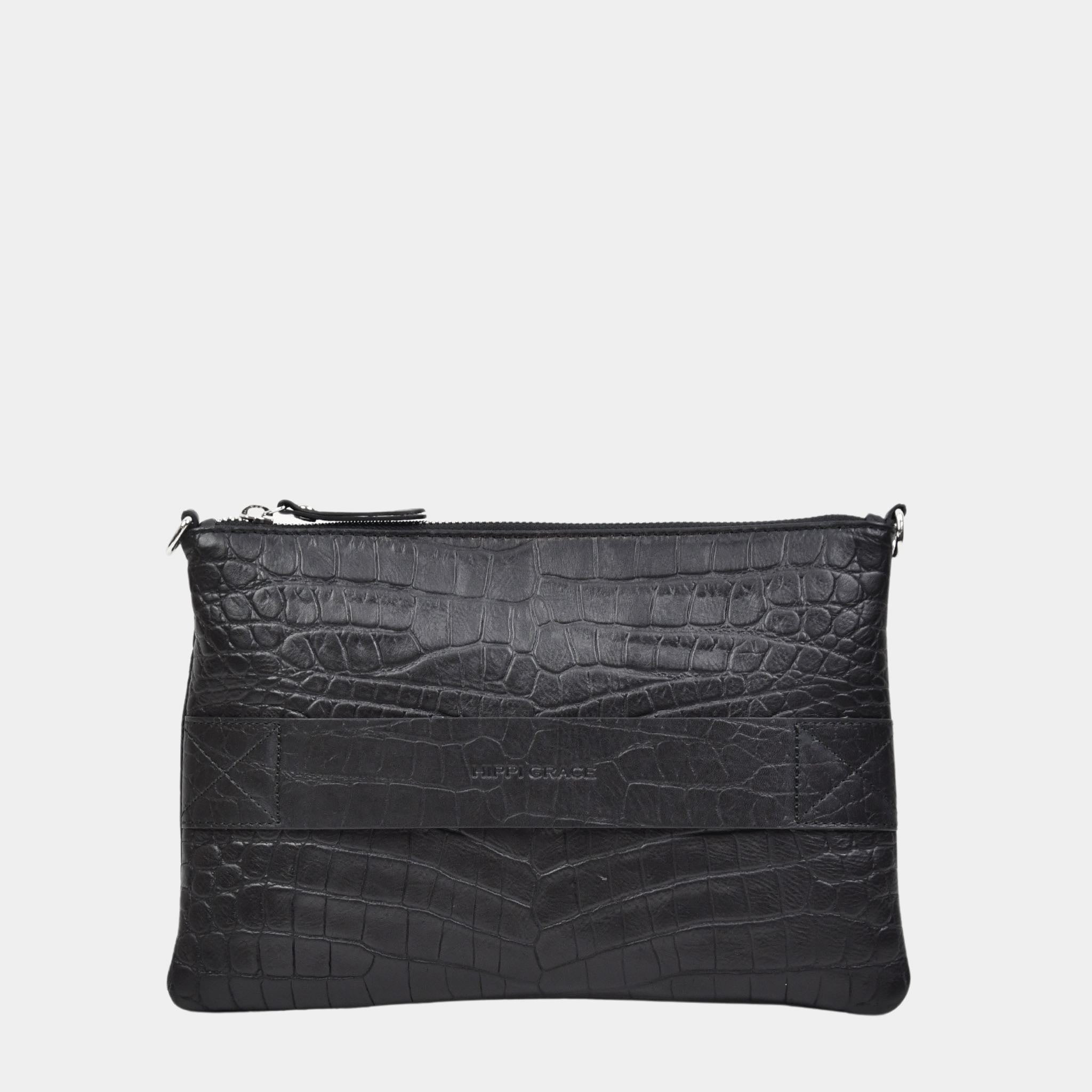  liten veske i Coco preget Ku-skinn, glidelås-lukning, lang skulderstropp og håndleddsstropp. sort veske i coco. svart veske i coco. Liten veske i ekte kuskinn. Skinnveske i sort. Skinnveske i Svart. Hippi Grace veske. skinn veske. veske dame. 