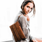 Liten veske i klassisk Ku-skinn med glidelås-lukning, lang skulderstropp og håndleddsstropp. Skinn veske. veske dame. bag. norsk design. lyseblå veske i ekte skinn. Hippi Grace 3in1 i fargen bohem lyseblå. I dette bildet ser du baksiden av vesken.[wv]