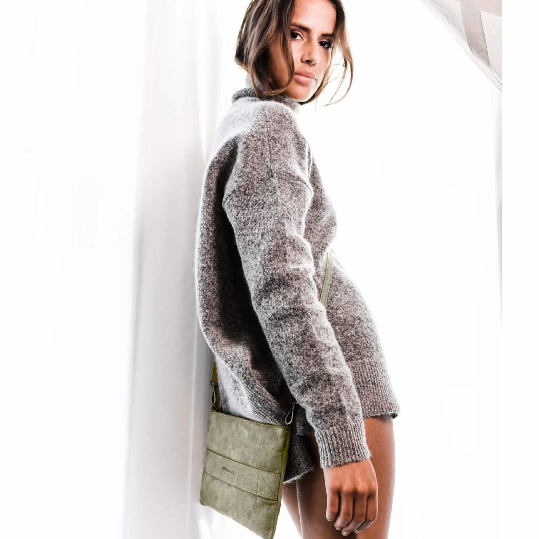 Liten veske i Nobuck Ku-skinn med glidelås-lukning, lang skulderstropp og håndleddsstropp. Veske dame. Liten veske til dame i ekte skinn. Clutch til dame. 3IN1 fra Hippi Grace i fargen Nobuck Kaki. skinn veske. Veske dame. Liten Veske [wv]