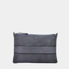 Liten veske i Nobuck Ku-skinn med glidelås-lukning, lang skulderstropp og håndleddsstropp. Veske dame. Liten veske til dame i ekte skinn. Clutch til dame. 3IN1 fra Hippi Grace i fargen Nobuck Marine. liten veske til dame i ekte skinn. veske til dame i ekte skinn. skinn veske. Veske dame. Liten Veske. Mørkeblå veske til dame i ekte skinn. Liten veske i mørkeblå til dame i ekte skinn. Marineblå veske til dame i ekte skinn.