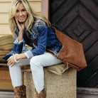 Romslig Crossbody veske fra Hippi Grace. Jobbveske dame. Skoleveske dame. Reiseveske dame. Hverdagsveske dame. PC veske dame. Lysebrun veske til dame i ekte skinn. Bag. Skinn Vekse. PC-veske dame. Norsk Design. Romslig veske i ekte skinn til dame.  Hippi Grace Veske Amsterdam i fargen Bohem Luxe Tan. Brun skinnveske til dame. Romslig skoleveske, glidelås-lukning og lang skulderreim.[wv]