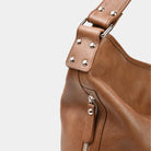 Romslig Crossbody veske fra Hippi Grace. Jobbveske dame. Skoleveske dame. Reiseveske dame. Hverdagsveske dame. PC veske dame. Lysebrun veske til dame i ekte skinn. Bag. Skinn Vekse. PC-veske dame. Norsk Design. Romslig veske i ekte skinn til dame. Hippi Grace Veske Amsterdam i fargen Bohem Luxe Tan. Brun skinnveske til dame. Romslig skoleveske, glidelås-lukning og lang skulderreim. Her ser du et nærbilde av detaljene på vesken.[wv]