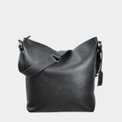 Romslig Crossbody veske fra Hippi Grace. Jobbveske dame. Skoleveske dame. Reiseveske dame. Hverdagsveske dame. PC veske dame. Sort veske til dame i ekte skinn. Svart veske til dame i ekte skinn.  Bag. Skinn Vekse. PC-veske dame. Norsk Design. Romslig veske i ekte skinn til dame. Hippi Grace Veske Amsterdam i fargen klassisk sort. Sort skinnveske til dame. Svart skinnveske til dame. Romslig skoleveske, glidelås-lukning og lang skulderreim. Sort Skinnveske i ekte skinn til dame.