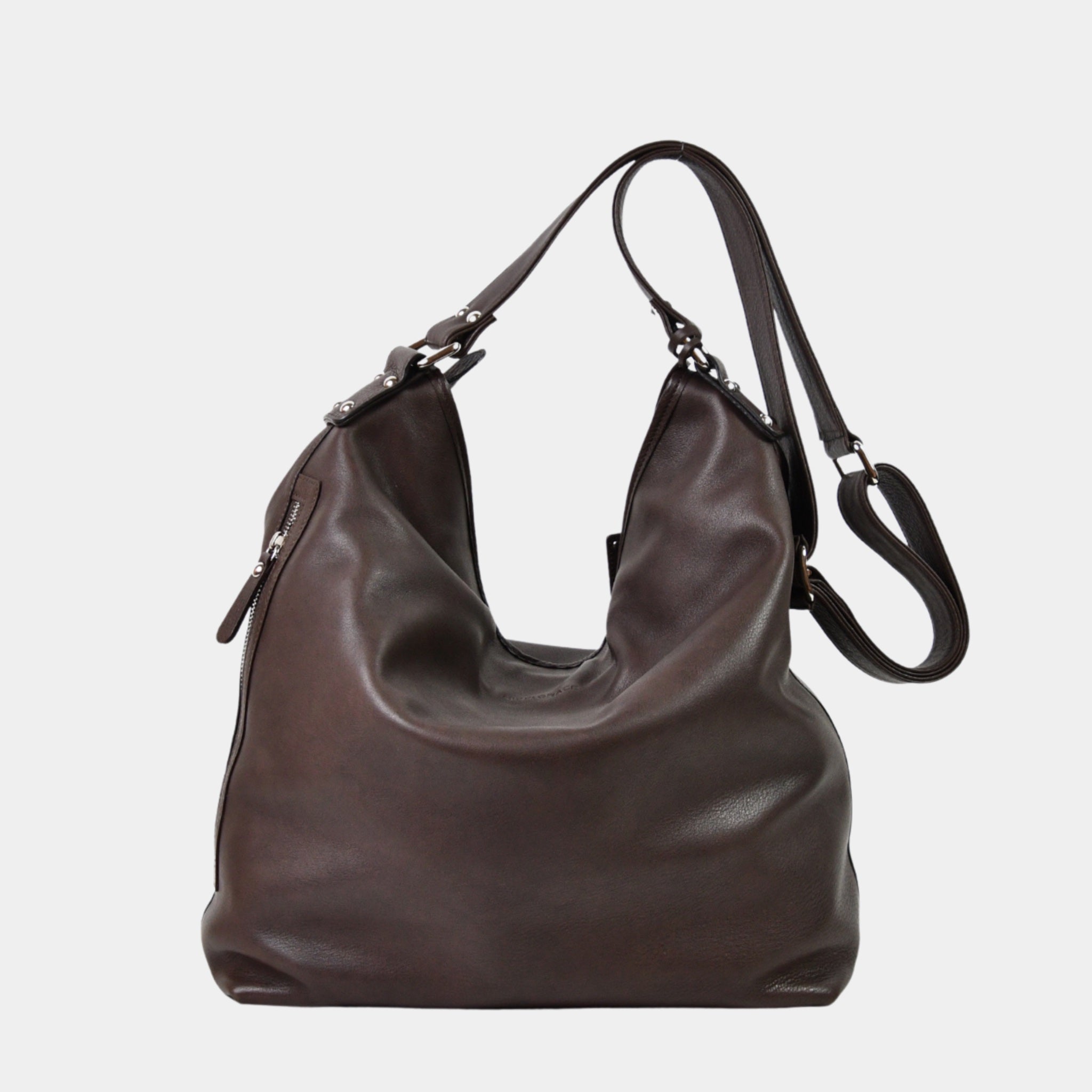 Romslig Crossbody veske fra Hippi Grace. Jobbveske dame. Skoleveske dame. Reiseveske dame. Hverdagsveske dame. PC veske dame. Mørkebrun veske til dame i ekte skinn. Bag. Skinn Vekse. PC-veske dame. Norsk Design. Romslig veske i ekte skinn til dame. Hippi Grace Veske Amsterdam i fargen Bohem Luxe Mocca. Mørkebrun skinnveske til dame. Romslig skoleveske, glidelås-lukning og lang skulderreim. Brun Skinnveske til dame. 