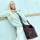 Romslig Crossbody veske fra Hippi Grace. Jobbveske dame. Skoleveske dame. Reiseveske dame. Hverdagsveske dame. PC veske dame. Lysebrun veske til dame i ekte skinn. Bag. Skinn Vekse. PC-veske dame. Norsk Design. Romslig veske i ekte skinn til dame. Hippi Grace Veske Amsterdam i fargen Bohem Luxe Tan. Brun skinnveske til dame. Romslig skoleveske, glidelås-lukning og lang skulderreim.[wv]