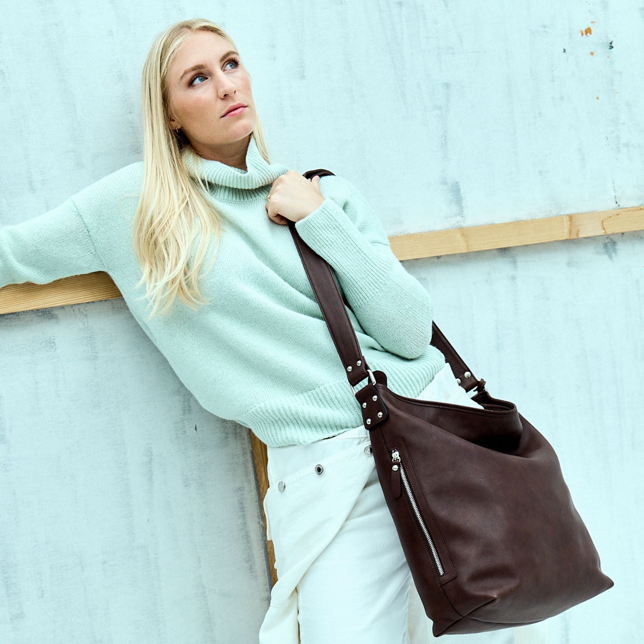 Romslig Crossbody veske fra Hippi Grace. Jobbveske dame. Skoleveske dame. Reiseveske dame. Hverdagsveske dame. PC veske dame. Lysebrun veske til dame i ekte skinn. Bag. Skinn Vekse. PC-veske dame. Norsk Design. Romslig veske i ekte skinn til dame. Hippi Grace Veske Amsterdam i fargen Bohem Luxe Tan. Brun skinnveske til dame. Romslig skoleveske, glidelås-lukning og lang skulderreim.[wv]