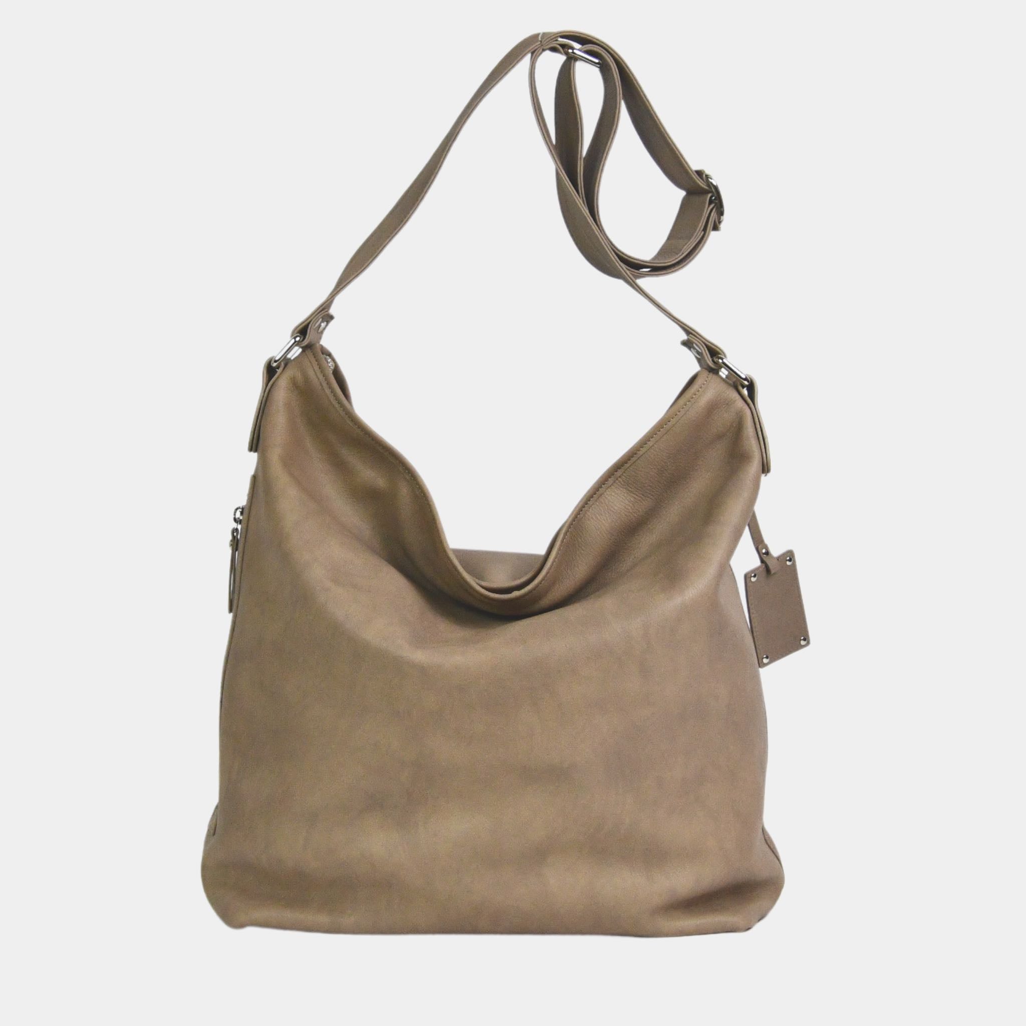 Romslig Crossbody veske fra Hippi Grace. Jobbveske dame. Skoleveske dame. Reiseveske dame. Hverdagsveske dame. PC veske dame. Lys Beige veske til dame i ekte skinn. Beige veske til dame i ekte skinn. Bag. Skinn Vekse. PC-veske dame. Norsk Design. Romslig veske i ekte skinn til dame. Hippi Grace Veske Amsterdam i fargen Bohem Luxe Beige. Beige skinnveske til dame. Romslig skoleveske, glidelås-lukning og lang skulderreim. Beige Skinnveske i ekte skinn til dame.
