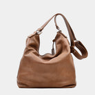 Romslig Crossbody veske fra Hippi Grace. Jobbveske dame. Skoleveske dame. Reiseveske dame. Hverdagsveske dame. PC veske dame. Lysebrun veske til dame i ekte skinn. Bag. Skinn Vekse. PC-veske dame. Norsk Design. Romslig veske i ekte skinn til dame. Hippi Grace Veske Amsterdam i fargen Bohem Luxe Tan. Brun skinnveske til dame. Romslig skoleveske, glidelås-lukning og lang skulderreim.