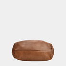 Romslig Crossbody veske fra Hippi Grace. Jobbveske dame. Skoleveske dame. Reiseveske dame. Hverdagsveske dame. PC veske dame. Lysebrun veske til dame i ekte skinn. Bag. Skinn Vekse. PC-veske dame. Norsk Design. Romslig veske i ekte skinn til dame. Hippi Grace Veske Amsterdam i fargen Bohem Luxe Tan. Brun skinnveske til dame. Romslig skoleveske, glidelås-lukning og lang skulderreim. Her ser du et bilde av undersiden på vesken.[wv]