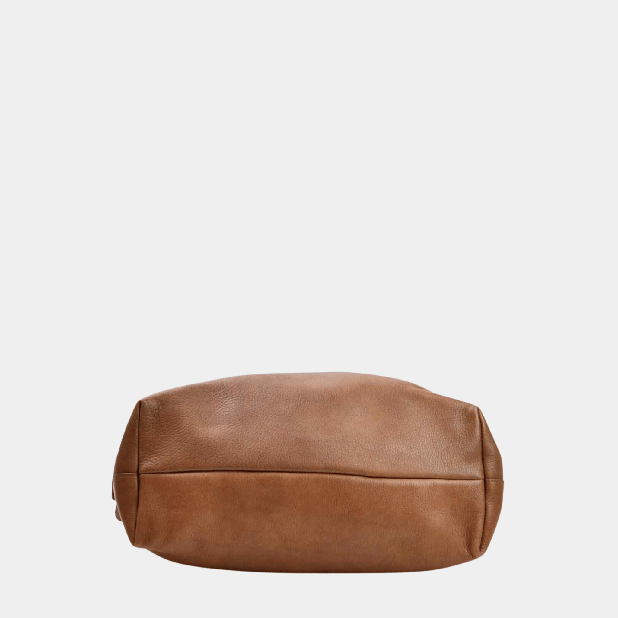 Romslig Crossbody veske fra Hippi Grace. Jobbveske dame. Skoleveske dame. Reiseveske dame. Hverdagsveske dame. PC veske dame. Lysebrun veske til dame i ekte skinn. Bag. Skinn Vekse. PC-veske dame. Norsk Design. Romslig veske i ekte skinn til dame. Hippi Grace Veske Amsterdam i fargen Bohem Luxe Tan. Brun skinnveske til dame. Romslig skoleveske, glidelås-lukning og lang skulderreim. Her ser du et bilde av undersiden på vesken.[wv]