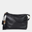 Romslig hverdags-veske i Ku skinn, flettet skulderreim, glidelås-lukning og skinn-frynse detaljer. Veske dame. Skinn Veske til dame. bag. Pc veske dame. Jobbveske dame. Hverdagsveske dame. Skoleveske dame. Reiseveske dame. Stor skinn veske til dame. Barcelona Hippi Grace. Sort veske. Svart veske. Crossbodyveske dame. Skulderveske dame.  