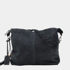 Romslig hverdags-veske i Ku skinn, flettet skulderreim, glidelås-lukning og skinn-frynse detaljer. Veske dame. Skinn Veske til dame. bag. Pc veske dame. Jobbveske dame. Hverdagsveske dame. Skoleveske dame. Reiseveske dame. Stor skinn veske til dame. Barcelona Hippi Grace. Sort veske. Svart veske. Crossbodyveske dame. Skulderveske dame. Hippi Grace Barcelona i fargen Nobuck Sort. 