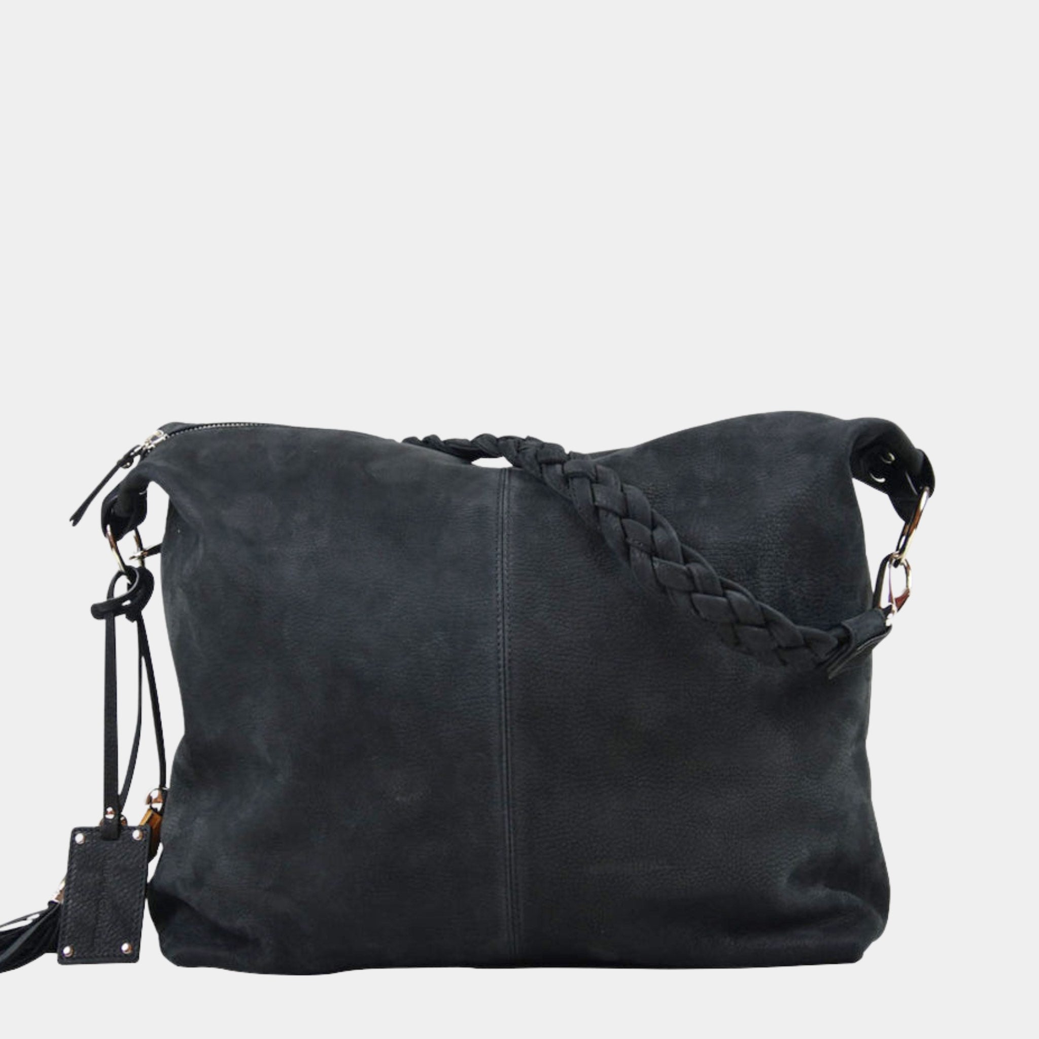 Romslig hverdags-veske i Ku skinn, flettet skulderreim, glidelås-lukning og skinn-frynse detaljer. Veske dame. Skinn Veske til dame. bag. Pc veske dame. Jobbveske dame. Hverdagsveske dame. Skoleveske dame. Reiseveske dame. Stor skinn veske til dame. Barcelona Hippi Grace. Sort veske. Svart veske. Crossbodyveske dame. Skulderveske dame. Hippi Grace Barcelona i fargen Nobuck Sort. 