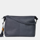 Romslig hverdags-veske i Ku skinn, flettet skulderreim, glidelås-lukning og skinn-frynse detaljer. Veske dame. Skinn Veske til dame. bag. Pc veske dame. Jobbveske dame. Hverdagsveske dame. Skoleveske dame. Reiseveske dame. Stor skinn veske til dame. Barcelona Hippi Grace. Blålilla veske. Indigo veske. Crossbodyveske dame. Skulderveske dame. Hippi Grace Barcelona i fargen Bohem Luxe Indigo. 