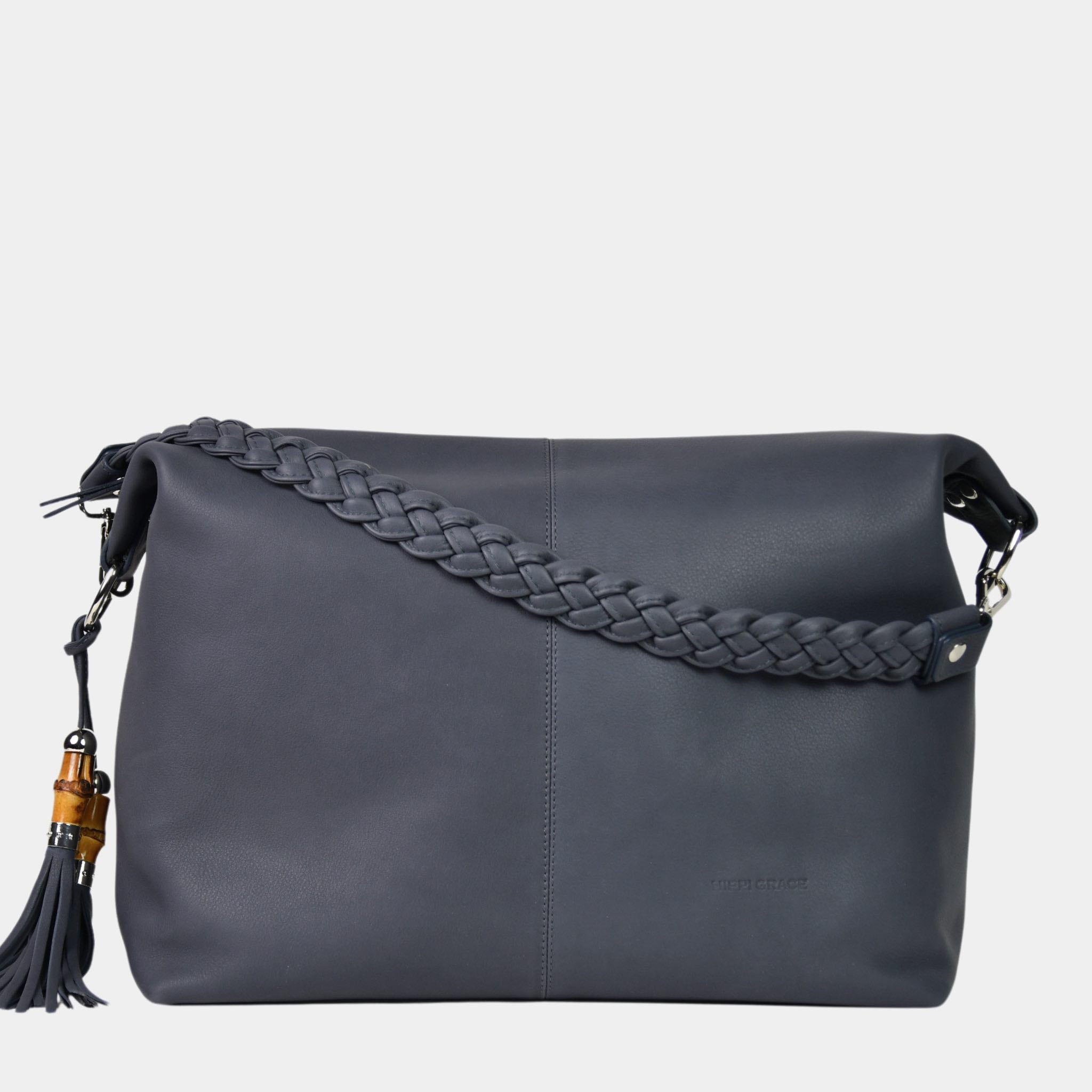 Romslig hverdags-veske i Ku skinn, flettet skulderreim, glidelås-lukning og skinn-frynse detaljer. Veske dame. Skinn Veske til dame. bag. Pc veske dame. Jobbveske dame. Hverdagsveske dame. Skoleveske dame. Reiseveske dame. Stor skinn veske til dame. Barcelona Hippi Grace. Blålilla veske. Indigo veske. Crossbodyveske dame. Skulderveske dame. Hippi Grace Barcelona i fargen Bohem Luxe Indigo. 