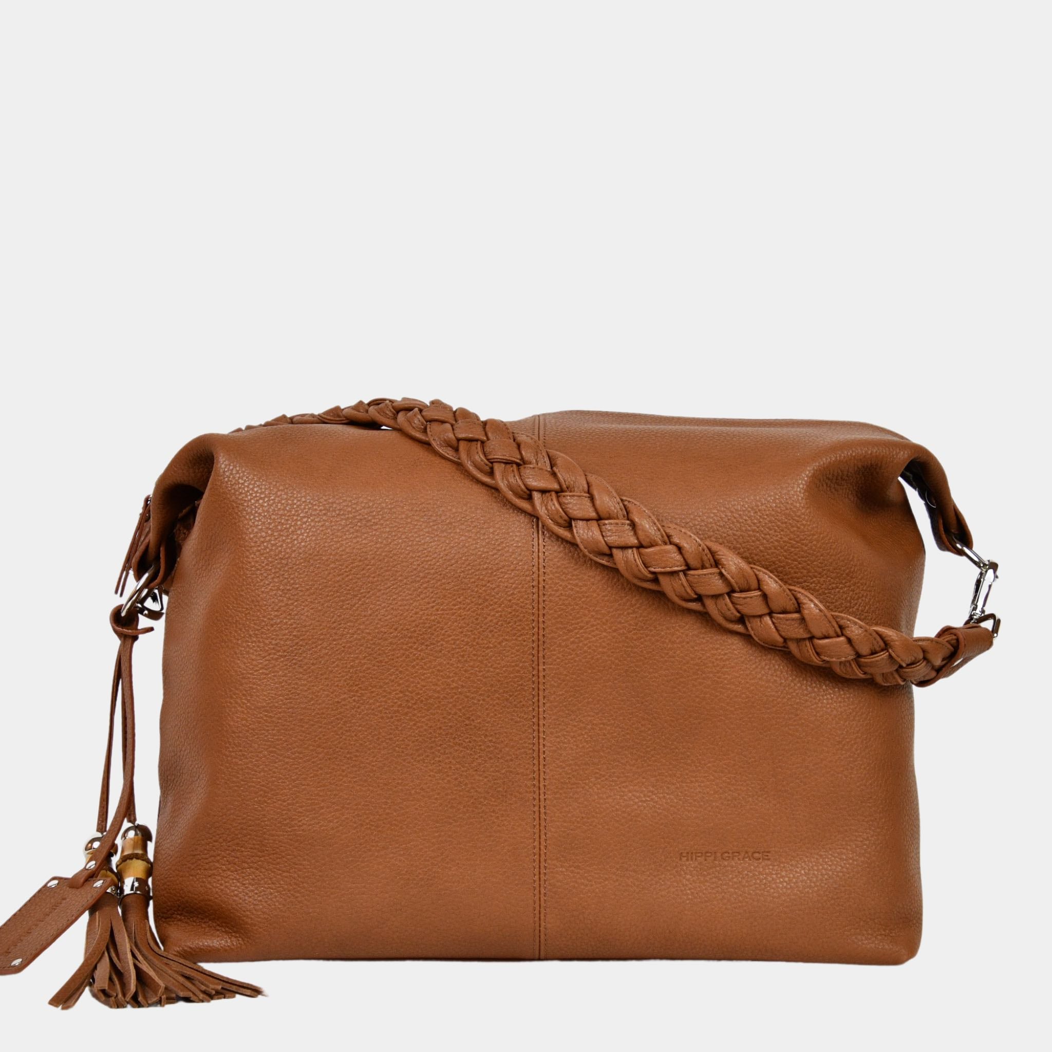 Romslig hverdags-veske i Ku skinn, flettet skulderreim, glidelås-lukning og skinn-frynse detaljer. Veske dame. Skinn Veske til dame. bag. Pc veske dame. Jobbveske dame. Hverdagsveske dame. Skoleveske dame. Reiseveske dame. Stor skinn veske til dame. Barcelona Hippi Grace. Brun veske. Brun skinnveske dame. Lys brun skinnveske dame. Lysebrun veske i ekte skinn. Crossbodyveske dame. Skulderveske dame. Hippi Grace Barcelona i fargen Bohem luxe tan grain.