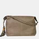 Romslig hverdags-veske i Ku skinn, flettet skulderreim, glidelås-lukning og skinn-frynse detaljer. Veske dame. Skinn Veske til dame. bag. Pc veske dame. Jobbveske dame. Hverdagsveske dame. Skoleveske dame. Reiseveske dame. Stor skinn veske til dame. Barcelona Hippi Grace. Beige veske. Beige skinnveske dame. Lys Beige skinnveske dame. Beige veske i ekte skinn. Crossbodyveske dame. Skulderveske dame. Hippi Grace Barcelona i fargen Bohem luxe beige. 