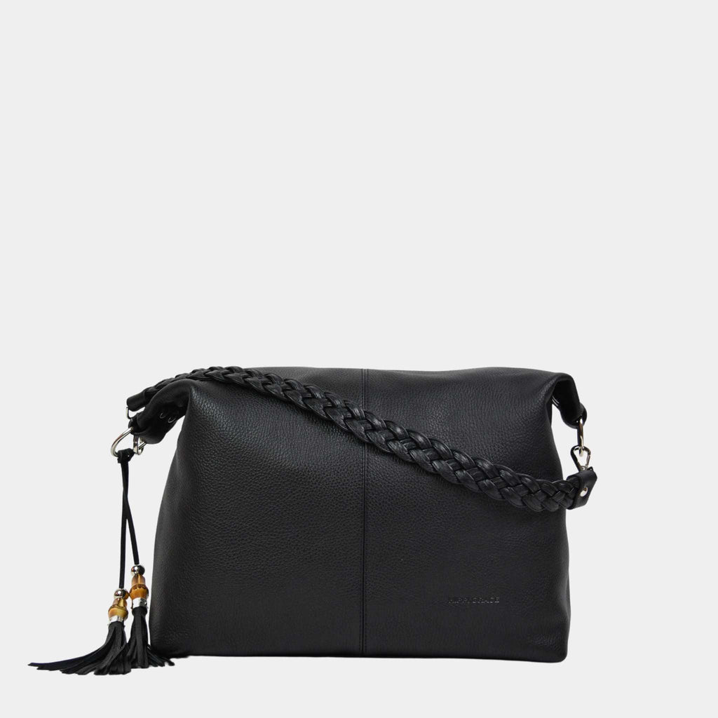 Romslig hverdags-veske i Ku skinn, flettet skulderreim, glidelås-lukning og skinn-frynse detaljer. Veske dame. Skinn Veske til dame. bag. Pc veske dame. Jobbveske dame. Hverdagsveske dame. Skoleveske dame. Reiseveske dame. Stor skinn veske til dame. Barcelona Hippi Grace. Sort veske. Svart veske. Crossbodyveske dame. Skulderveske dame.  