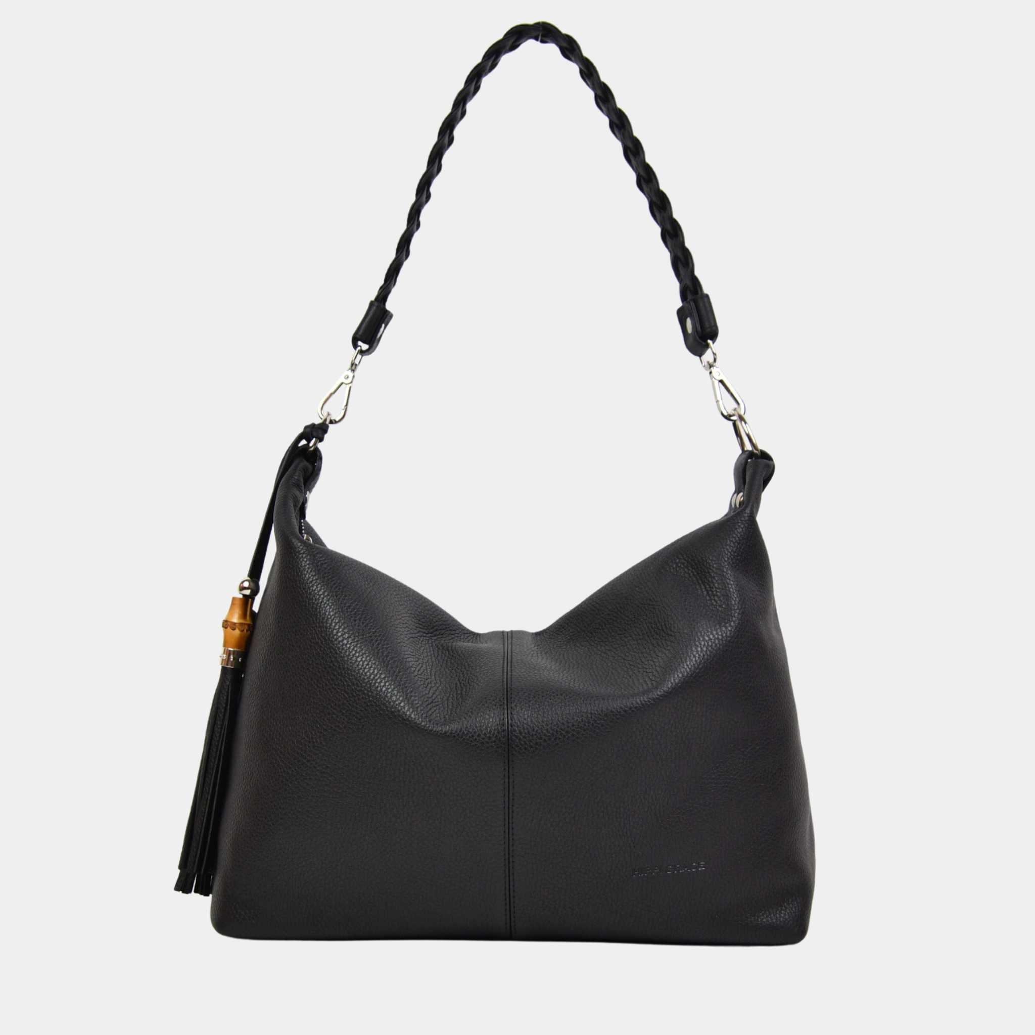 Romslig hverdags-veske i Ku skinn, flettet skulderreim, glidelås-lukning og skinn-frynse detaljer. Veske dame. Skinn Veske til dame. bag. Pc veske dame. Jobbveske dame. Hverdagsveske dame. Skoleveske dame. Reiseveske dame. Stor skinn veske til dame. Barcelona Hippi Grace. Sort veske. Svart veske. Crossbodyveske dame. Skulderveske dame. [wv] 