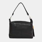 Romslig hverdags-veske i Ku skinn, flettet skulderreim, glidelås-lukning og skinn-frynse detaljer. Veske dame. Skinn Veske til dame. bag. Pc veske dame. Jobbveske dame. Hverdagsveske dame. Skoleveske dame. Reiseveske dame. Stor skinn veske til dame. Barcelona Hippi Grace. Sort veske. Svart veske. Crossbodyveske dame. Skulderveske dame. [wv] 