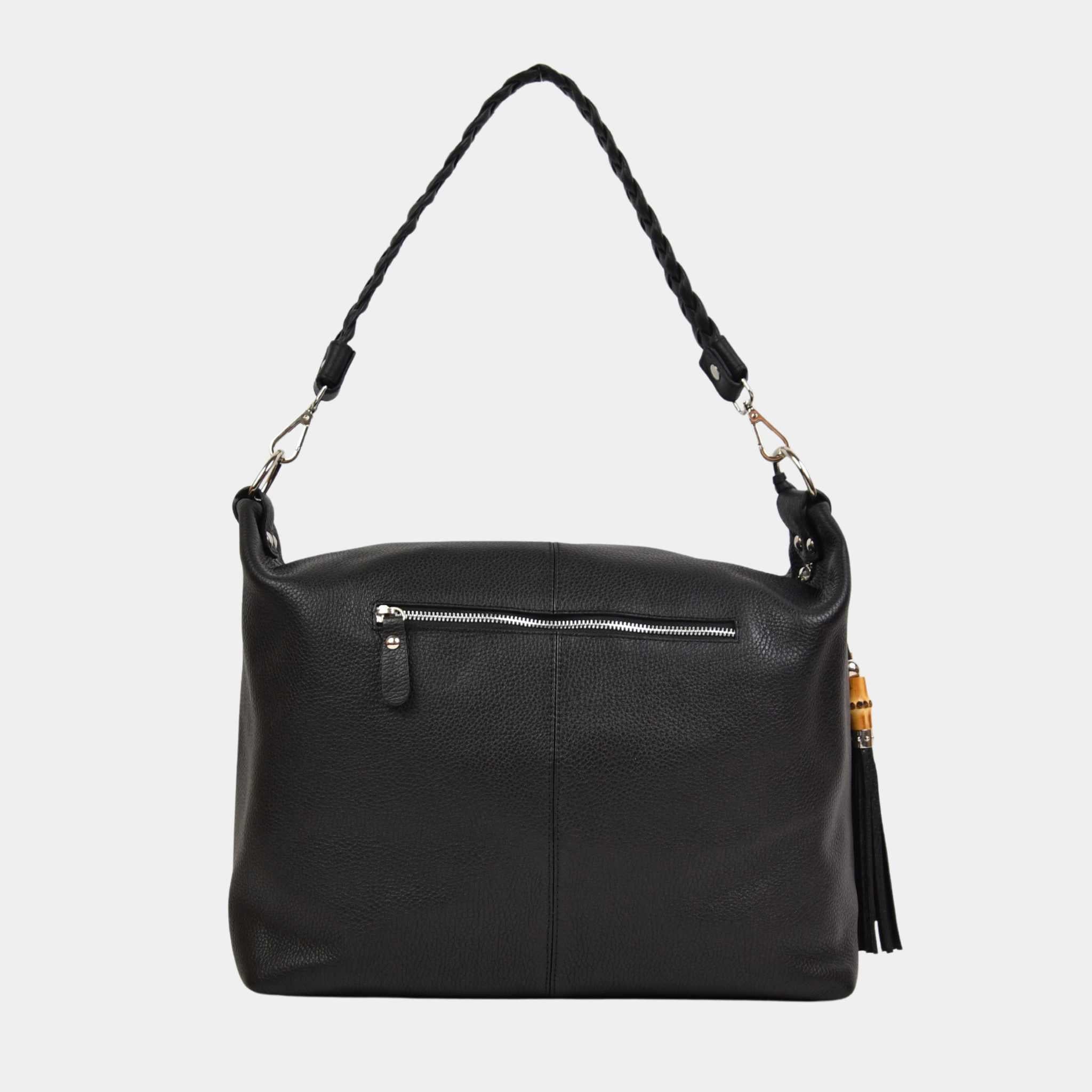 Romslig hverdags-veske i Ku skinn, flettet skulderreim, glidelås-lukning og skinn-frynse detaljer. Veske dame. Skinn Veske til dame. bag. Pc veske dame. Jobbveske dame. Hverdagsveske dame. Skoleveske dame. Reiseveske dame. Stor skinn veske til dame. Barcelona Hippi Grace. Sort veske. Svart veske. Crossbodyveske dame. Skulderveske dame. [wv] 