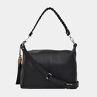 Romslig hverdags-veske i Ku skinn, flettet skulderreim, glidelås-lukning og skinn-frynse detaljer. Veske dame. Skinn Veske til dame. bag. Pc veske dame. Jobbveske dame. Hverdagsveske dame. Skoleveske dame. Reiseveske dame. Stor skinn veske til dame. Barcelona Hippi Grace. Sort veske. Svart veske. Crossbodyveske dame. Skulderveske dame.[wv] 