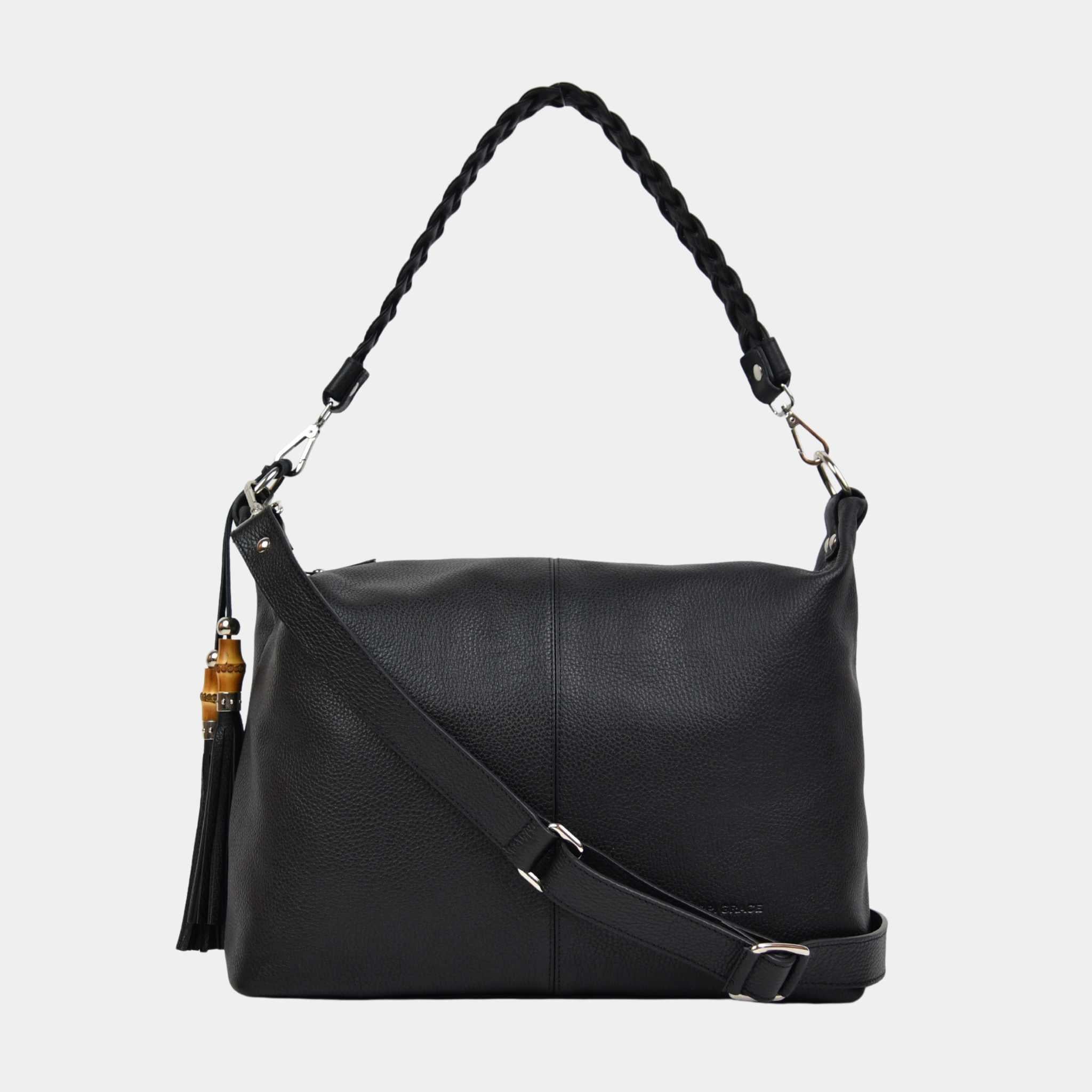 Romslig hverdags-veske i Ku skinn, flettet skulderreim, glidelås-lukning og skinn-frynse detaljer. Veske dame. Skinn Veske til dame. bag. Pc veske dame. Jobbveske dame. Hverdagsveske dame. Skoleveske dame. Reiseveske dame. Stor skinn veske til dame. Barcelona Hippi Grace. Sort veske. Svart veske. Crossbodyveske dame. Skulderveske dame.[wv] 