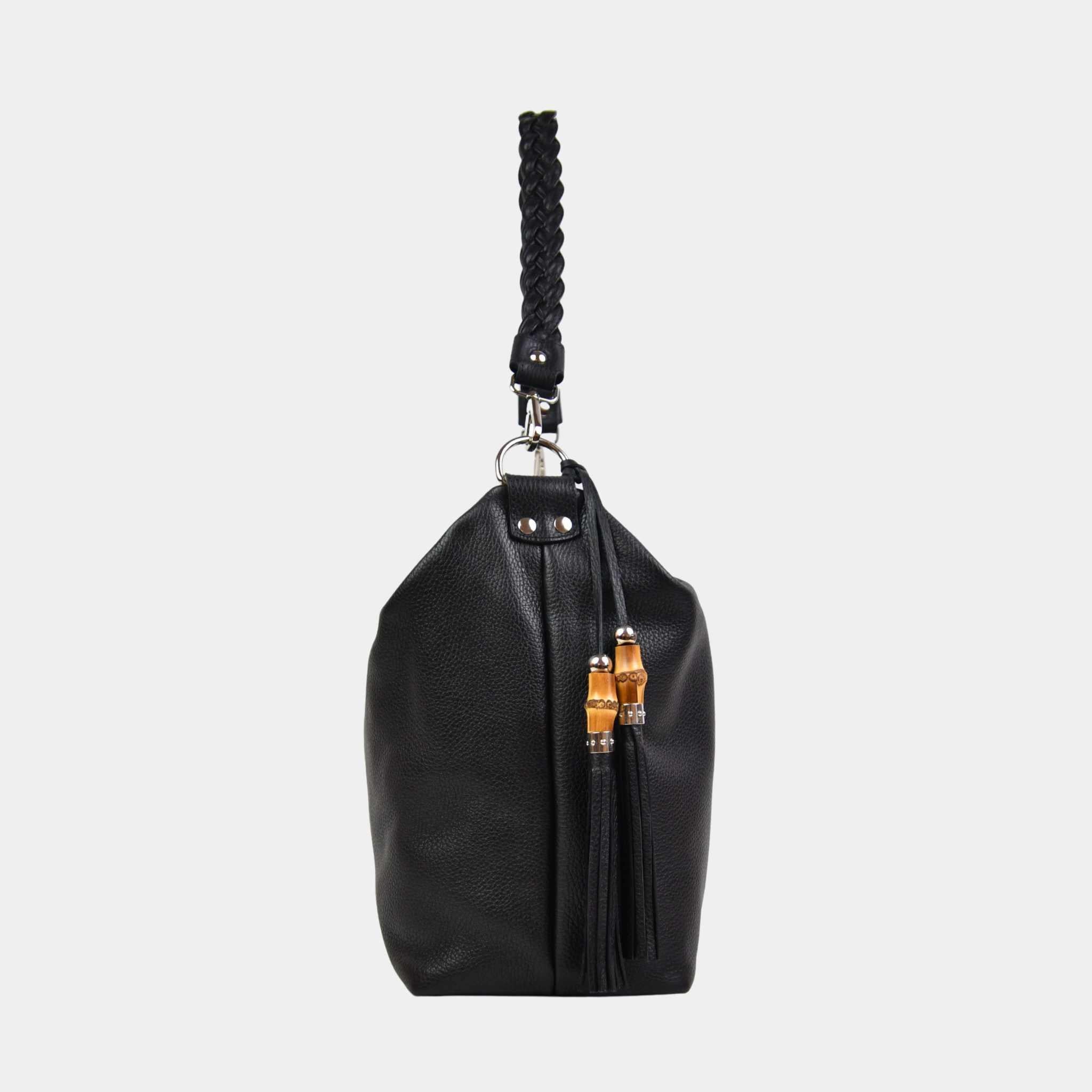 Romslig hverdags-veske i Ku skinn, flettet skulderreim, glidelås-lukning og skinn-frynse detaljer. Veske dame. Skinn Veske til dame. bag. Pc veske dame. Jobbveske dame. Hverdagsveske dame. Skoleveske dame. Reiseveske dame. Stor skinn veske til dame. Barcelona Hippi Grace. Sort veske. Svart veske. Crossbodyveske dame. Skulderveske dame. [wv] 