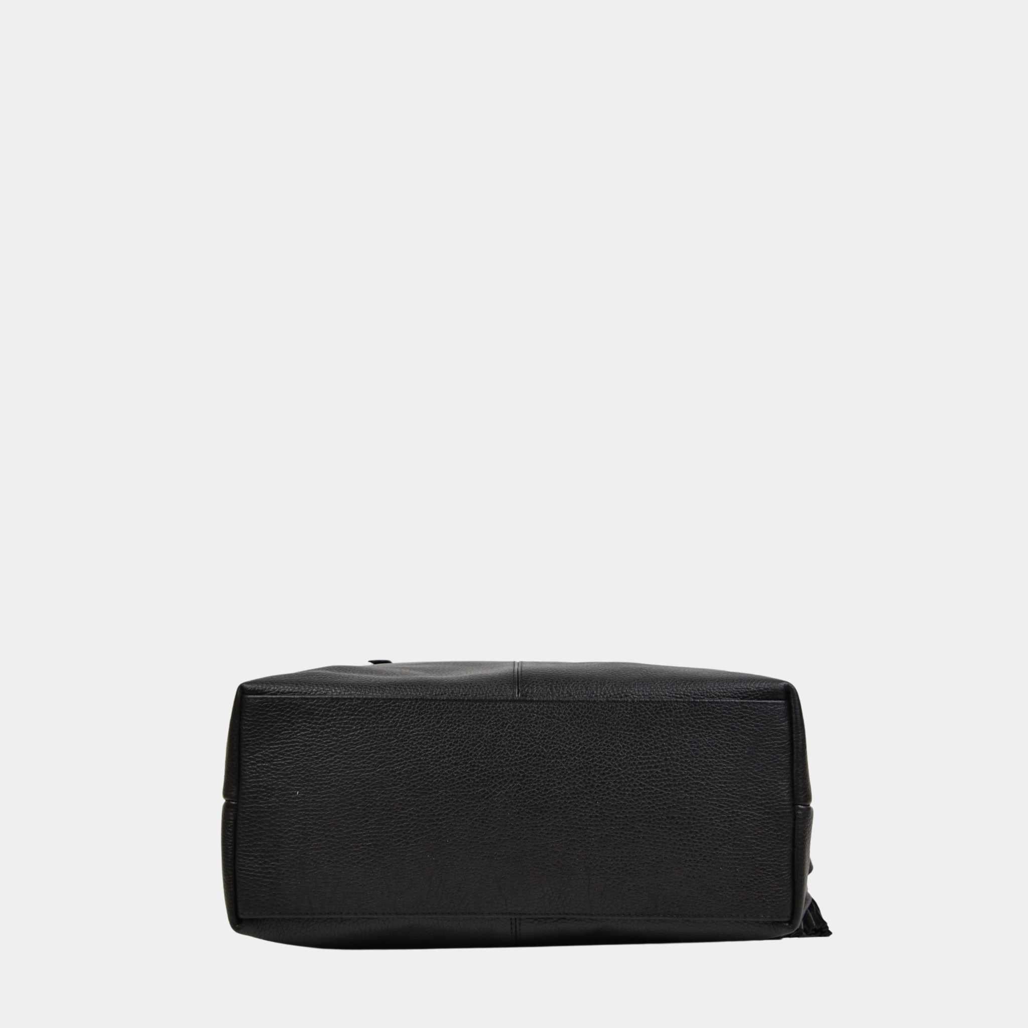 Romslig hverdags-veske i Ku skinn, flettet skulderreim, glidelås-lukning og skinn-frynse detaljer. Veske dame. Skinn Veske til dame. bag. Pc veske dame. Jobbveske dame. Hverdagsveske dame. Skoleveske dame. Reiseveske dame. Stor skinn veske til dame. Barcelona Hippi Grace. Sort veske. Svart veske. Crossbodyveske dame. Skulderveske dame. [wv] 