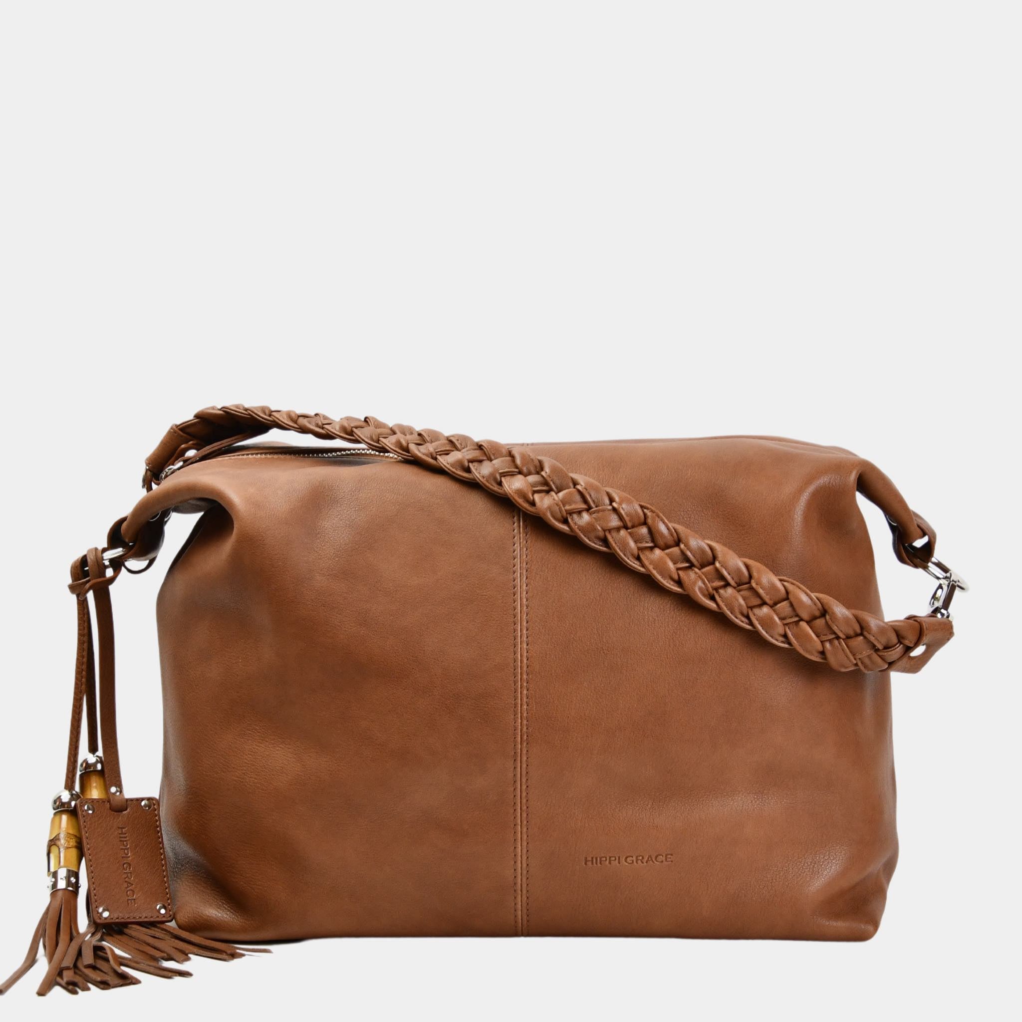 Romslig hverdags-veske i Ku skinn, flettet skulderreim, glidelås-lukning og skinn-frynse detaljer. Veske dame. Skinn Veske til dame. bag. Pc veske dame. Jobbveske dame. Hverdagsveske dame. Skoleveske dame. Reiseveske dame. Stor skinn veske til dame. Barcelona Hippi Grace. Brun veske. Brun skinnveske dame. Lys brun skinnveske dame. Lysebrun veske i ekte skinn. Crossbodyveske dame. Skulderveske dame. Hippi Grace Barcelona i fargen Bohem luxe tan Smooth.