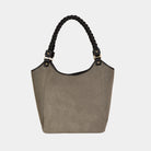 Hippi Grace Bergen New i fargen semsket taupe. Stor veske til dame i ekte skinn. Stor skinnveske til dame. Stor skulderveske til dame. Jobbveske dame i taupe. Skinnveske i taupe. taupe jobbveske til dame. Vesken har flettede skulderstropper med gulldetaljer. Den har et romslig hovedrom med glidelås lukking i topp. bag. veske dame i ekte skinn. norsk design. semsket skinn