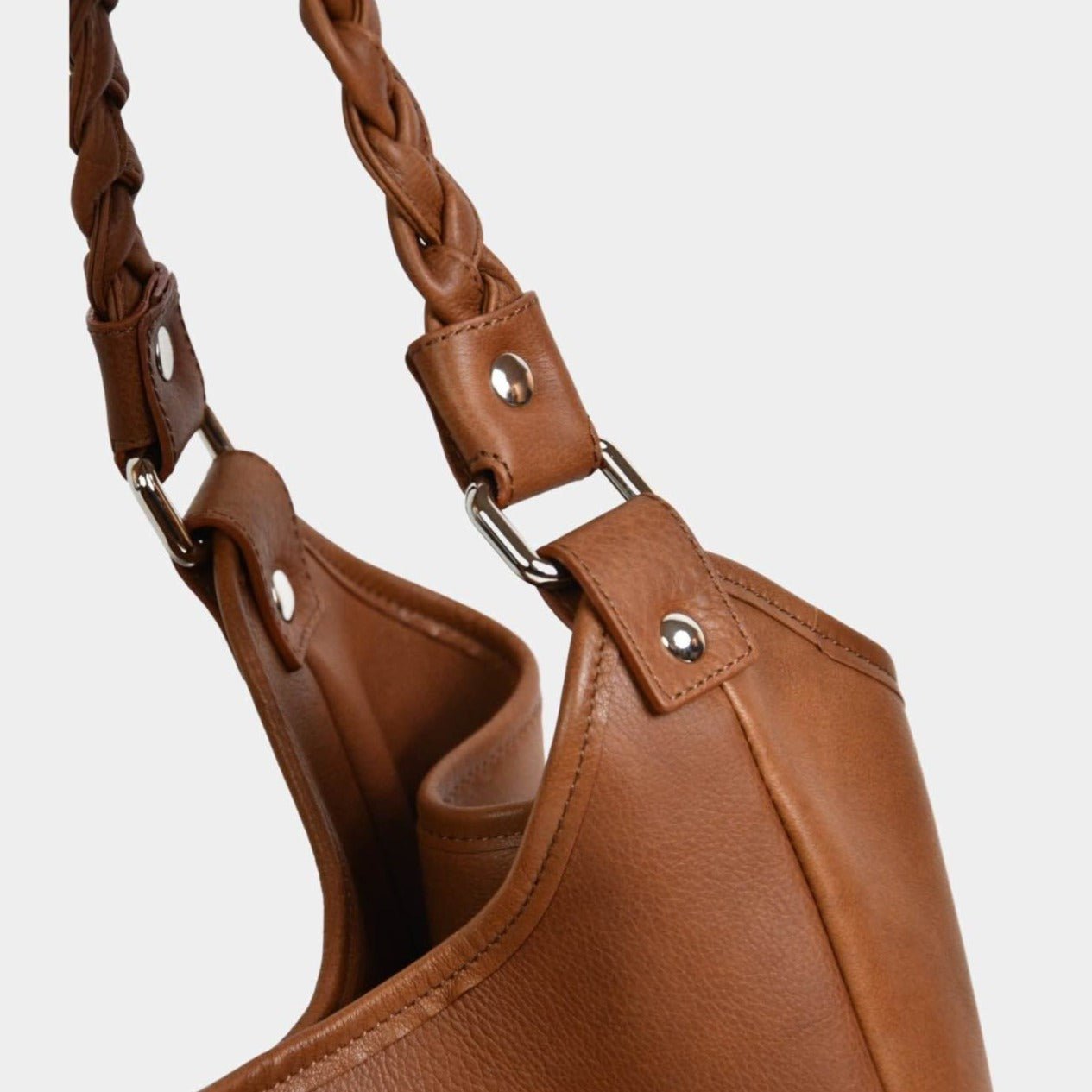 Skulderveske i Klassisk Ku-skinn, håndflettet skulderreim i skinn, magnet lås i gull detaljer.[wv]