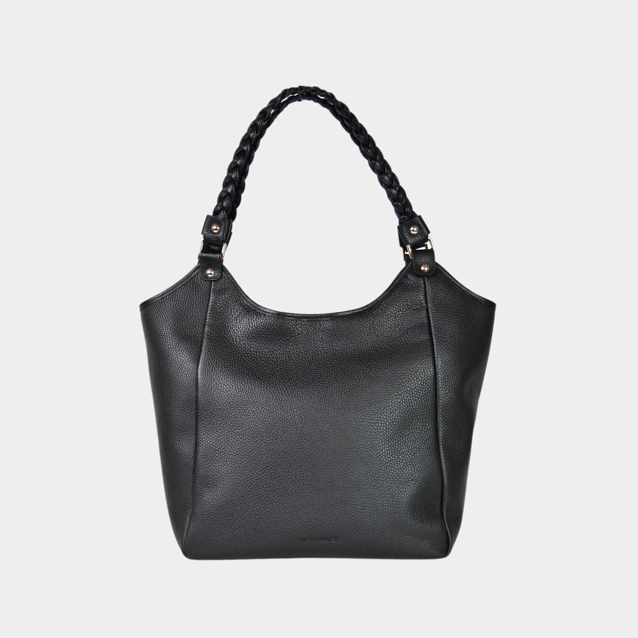 Hippi Grace Bergen New er en stor veske til dame i ekte skinn. Sort veske. Svart Veske. Stor skulderveske til dame i sort. Jobbveske dame i svart. VEsken har et romslig hovedrom med glidelås lukking i topp. Bag. Skinnveske i svart. Skinnveske i sort. Her ser du vesken forfra. norsk design. jobbveske