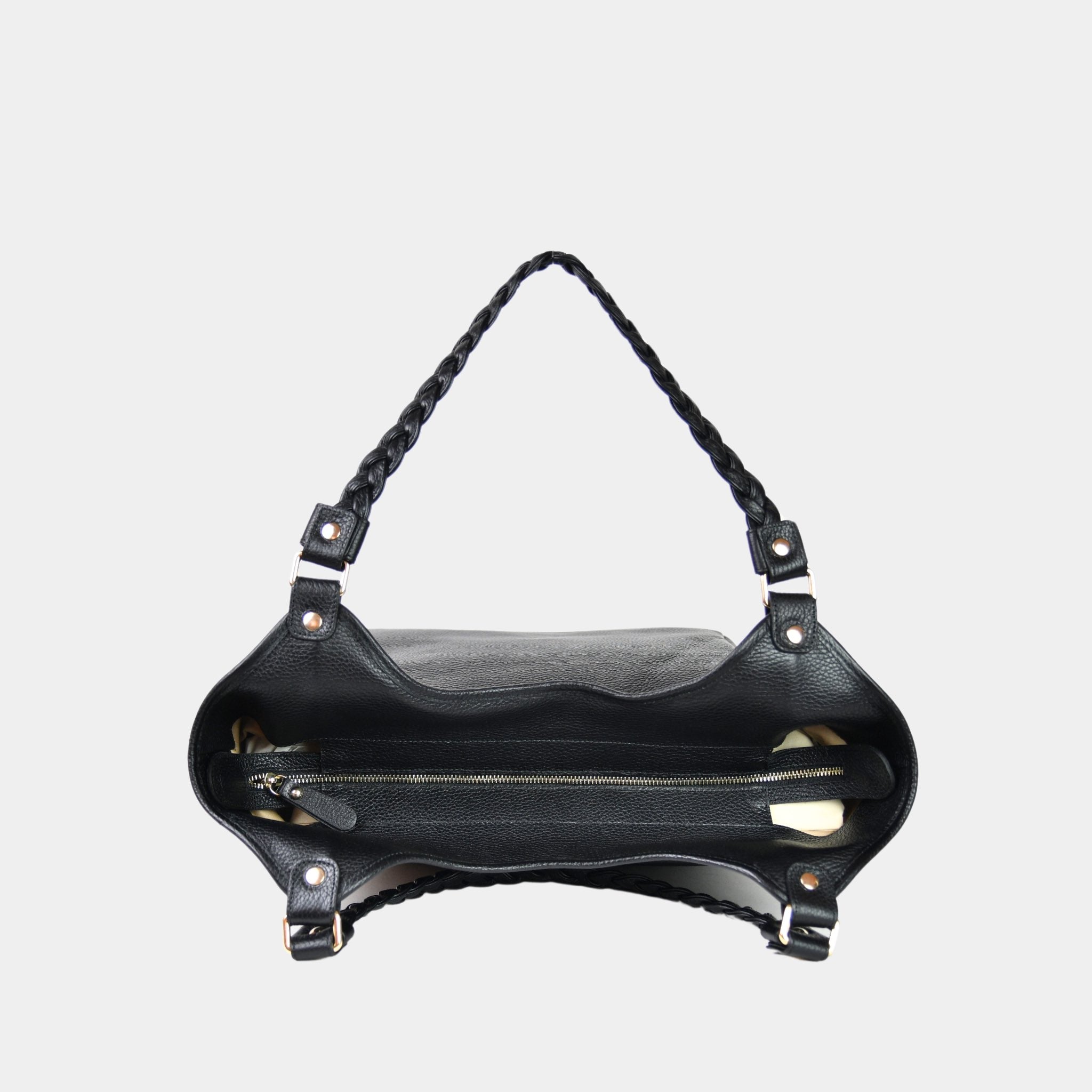 Hippi Grace Bergen New er en stor veske til dame i ekte skinn. Sort veske. Svart Veske. Stor skulderveske til dame i sort. Jobbveske dame i svart. VEsken har et romslig hovedrom med glidelås lukking i topp. Bag. Skinnveske i svart. Skinnveske i sort. Her ser du vesken ovenifra.[wv]