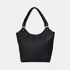 Hippi Grace Bergen New er en stor veske til dame i ekte skinn. Sort veske. Svart Veske. Stor skulderveske til dame i sort. Jobbveske dame i svart. VEsken har et romslig hovedrom med glidelås lukking i topp. Bag. Skinnveske i svart. Skinnveske i sort. Her ser du vesken forfra. norsk design. jobbveske