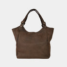 Hippi Grace Bergen New i fargen bohem luxe Mocca. Stor veske til dame i ekte skinn. Stor skinnveske til dame. Stor skulderveske til dame. Jobbveske dame i mørk brun. Skinnveske i mørk brun. Brun jobbveske til dame. Vesken har flettede skulderstropper med gulldetaljer. Den har et romslig hovedrom med glidelås lukking i topp. bag. veske dame i ekte skinn. norsk design. Nobuck Skinn