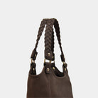 Litt mindre enn vår klassiker Bergen New, men med akkurat samme chic uttrykk og gjennomtenkte detaljer. Perfekt når du vil ha med deg det viktigste, uten å dra på mer enn du må. Elegant, praktisk og laget for å henge med deg gjennom hele dagen – fra morgenmøter til middag med venninner. [wv]