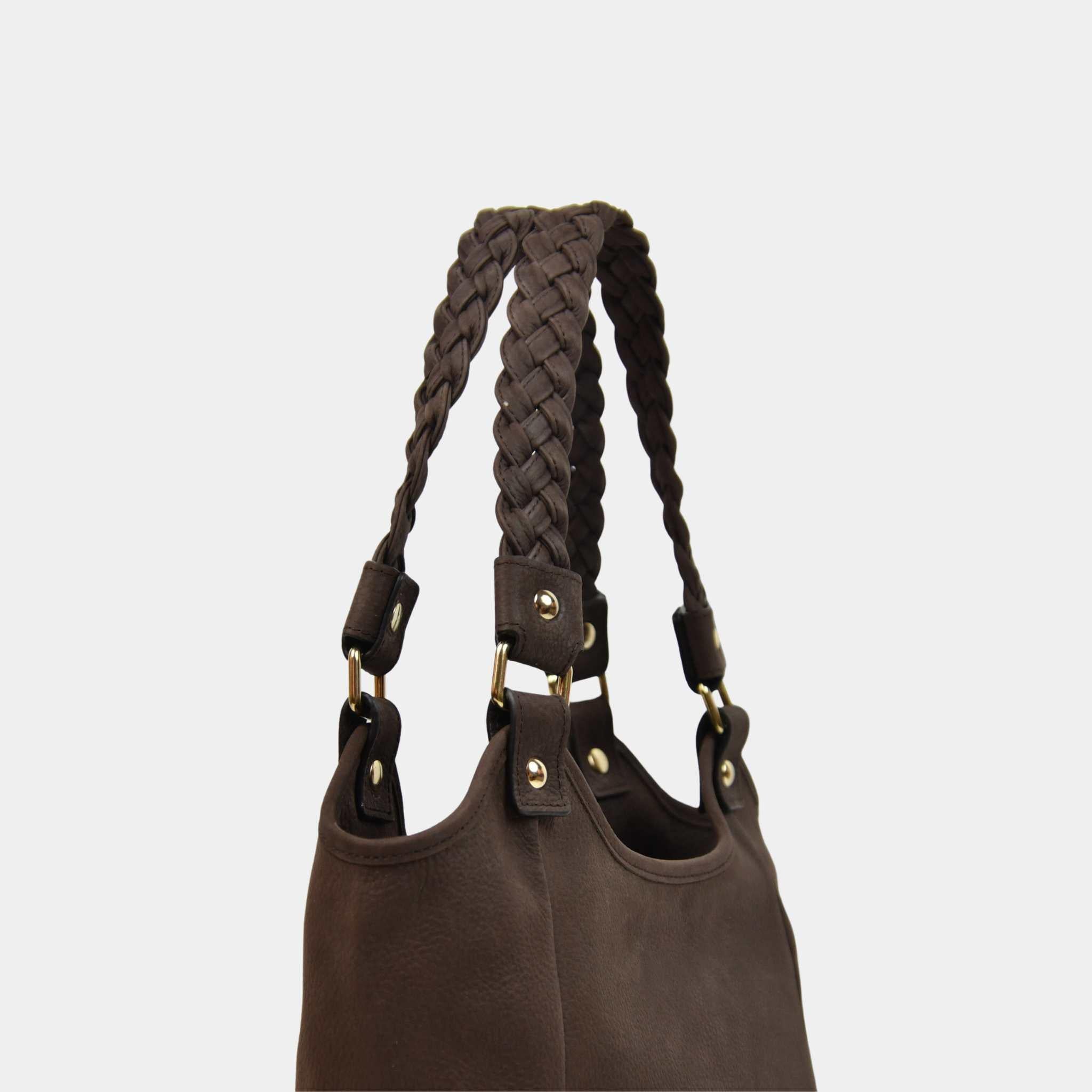 Litt mindre enn vår klassiker Bergen New, men med akkurat samme chic uttrykk og gjennomtenkte detaljer. Perfekt når du vil ha med deg det viktigste, uten å dra på mer enn du må. Elegant, praktisk og laget for å henge med deg gjennom hele dagen – fra morgenmøter til middag med venninner. [wv]