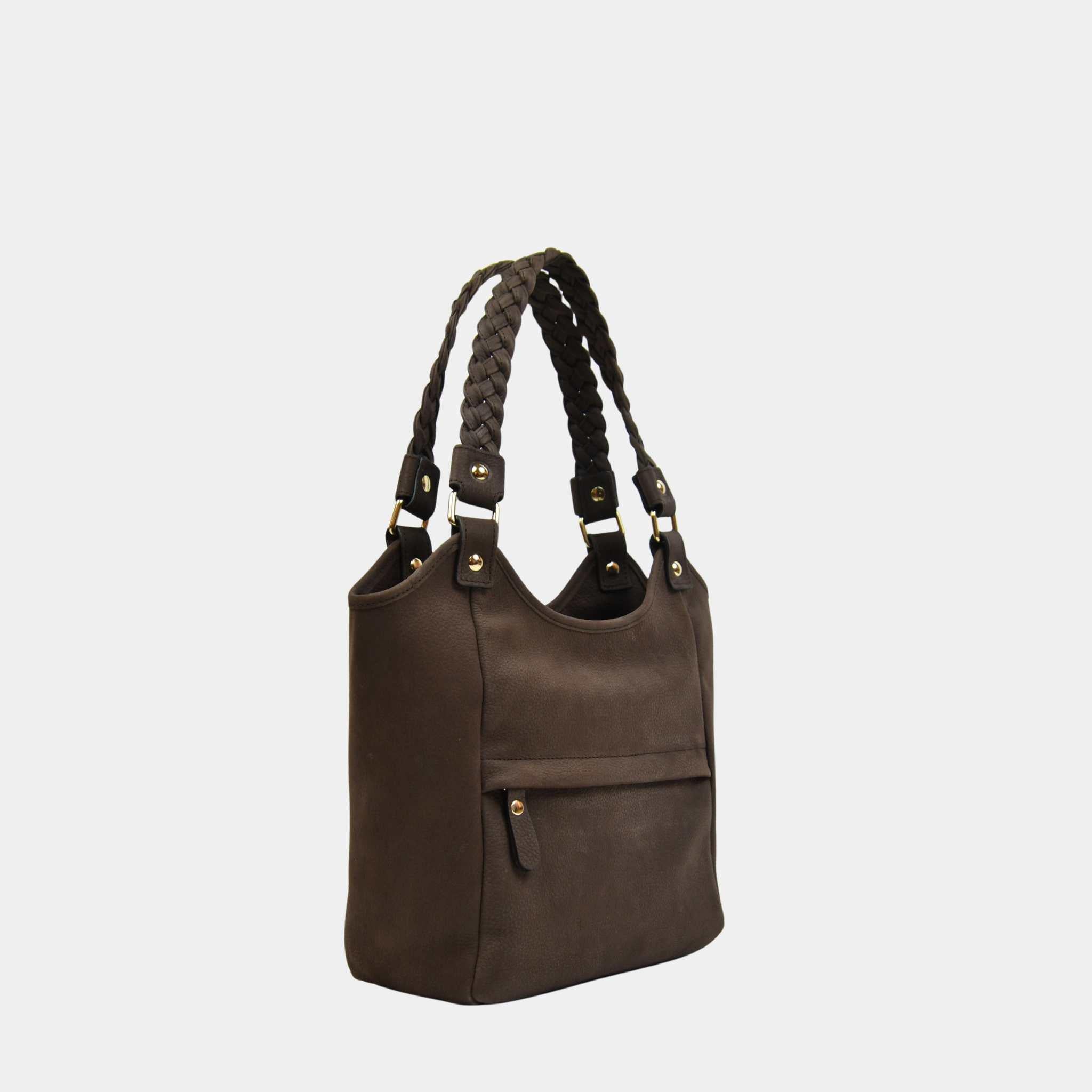 Litt mindre enn vår klassiker Bergen New, men med akkurat samme chic uttrykk og gjennomtenkte detaljer. Perfekt når du vil ha med deg det viktigste, uten å dra på mer enn du må. Elegant, praktisk og laget for å henge med deg gjennom hele dagen – fra morgenmøter til middag med venninner. [wv]