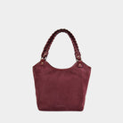 Bergen Midi semsket merlot, en vakker bringebærfarget skulderveske med gullfargede detaljer og glidelås – vesken sett forfra