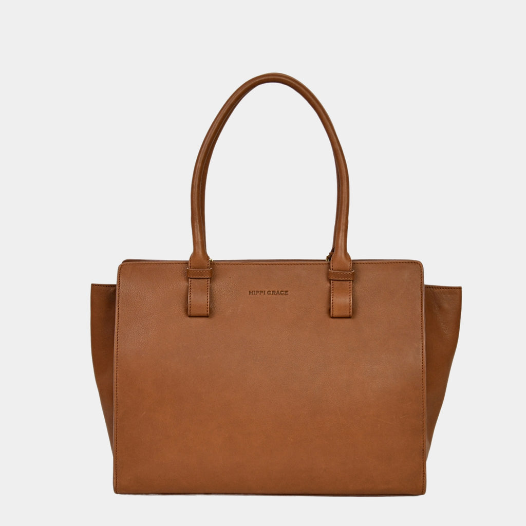 Jobbvesken Berlin fra Hippi Grace i Fargen Bohem Luxe Tan. Stor veske til dame i ekte skinn. Vesken er en skulderveske, men kommer med en regulerbar crossbody Stropp. Skinnvesken har et romslig interiør med lomme til pc, samt flere mindre lommer. Den har en glidelås lukking i topp. Veske dame. Brun skinnveske. Norsk Design. 