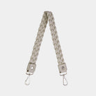 Flettet skulderstropp i Klassisk Ku-skinn, sølvdetaljer. Hippi Grace Flettet Rund Skulderstropp i bohem luxe ivory med sølvdetaljer. Ekte skinn. Norsk Design. Skinnstropp til veske. Skulderstropp til veske. Skinnveske tilbehør. Skulderstropp i ekte skinn med flette detaljer. 